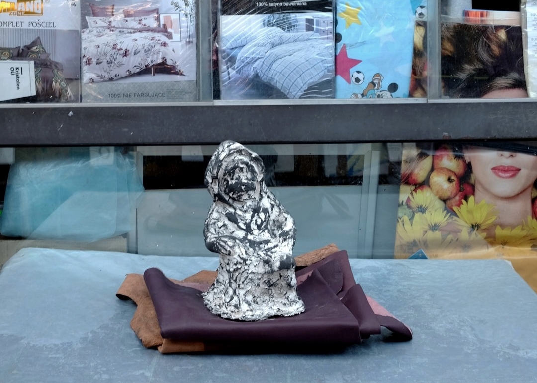 Keskmine hall by Loora Kaubi